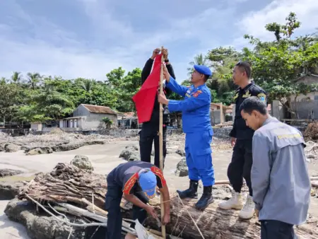 Sat Polairud Polres Garut Pasang Bendera Merah di Pantai Selatan, Ingatkan Wisatawan Bahaya Laka Laut Sat Polairud Polres Garut Pasang Bendera Merah di Pantai Selatan, Ingatkan Wisatawan Bahaya Laka Laut