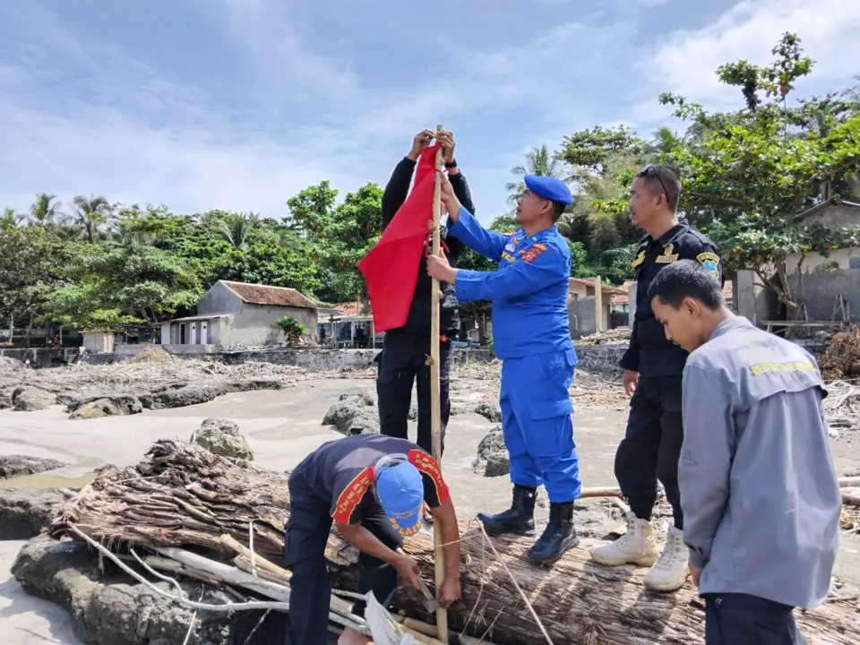 Sat Polairud Polres Garut Pasang Bendera Merah di Pantai Selatan, Ingatkan Wisatawan Bahaya Laka Laut