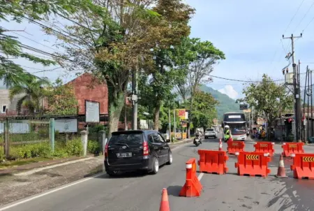 Antisipasi Lonjakan Kendaraan Usai Natal, Satlantas Polres Garut Berlakukan Sistem One Way di Sejumlah Jalur Sistem One Way di Wilayah Garut