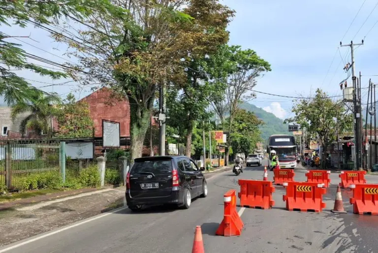 Antisipasi Lonjakan Kendaraan Usai Natal, Satlantas Polres Garut Berlakukan Sistem One Way di Sejumlah Jalur Sistem One Way di Wilayah Garut