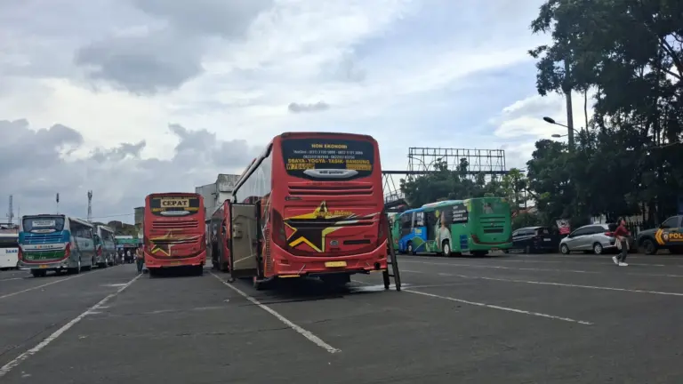 Terminal Cicaheum Sigap Bantu Penumpang Terlantar, Harap Posko Dinsos Hadir Saat Nataru Bus di Terminal Cicaheum