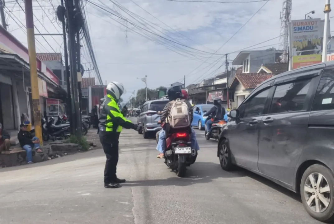 Arus Kendaraan Meningkat, Polres Garut Berlakukan One Way Leles–Tarogong