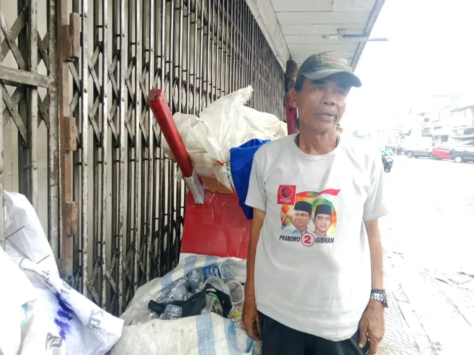 Potret itu tergambar dari kehidupan  A. Habib (50), pemulung asal Cianjur 