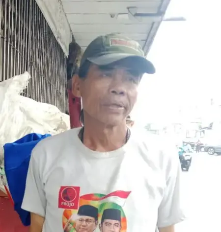 Potret itu tergambar dari kehidupan A. Habib (50), pemulung asal Cianjur