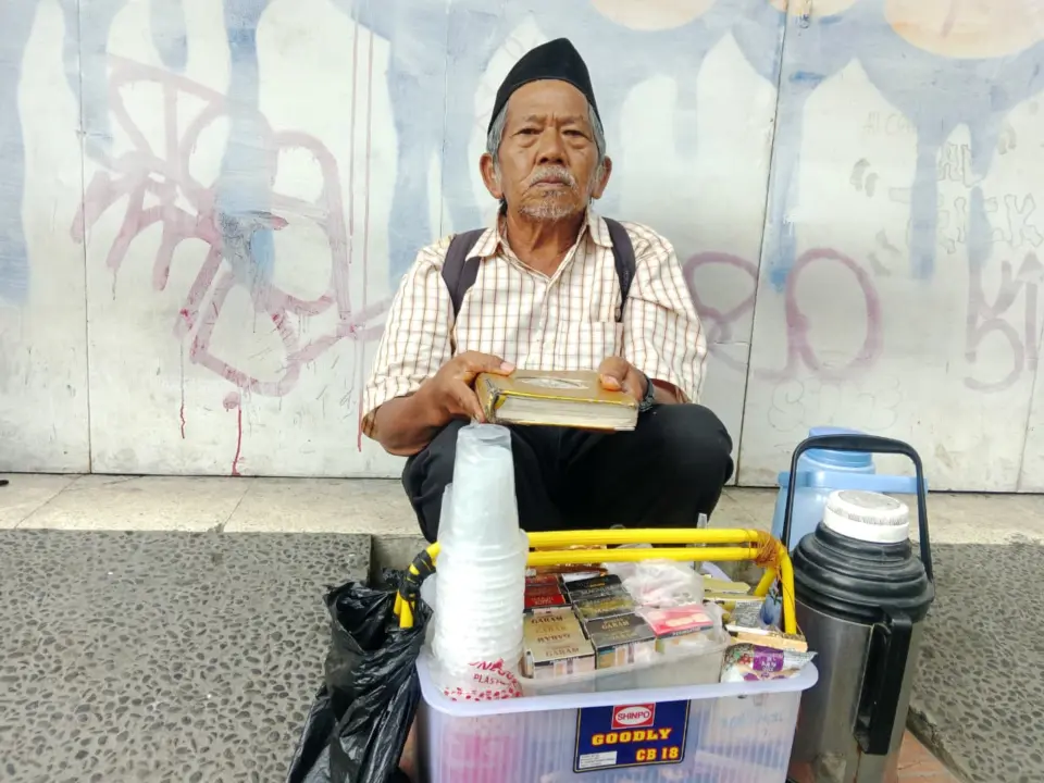 Abah Baron (75), pedagang asongan kopi asal Cicahem