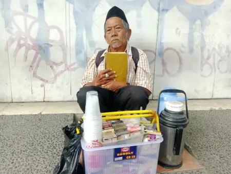 Bermacam Rasa Kopi, Satu Pegangan Hidup: Abah Baron Menyusuri Kota Bersama Al-Qur’an Bermacam Rasa Kopi, Satu Pegangan Hidup: Abah Baron Menyusuri Kota Bersama Al-Qur’an