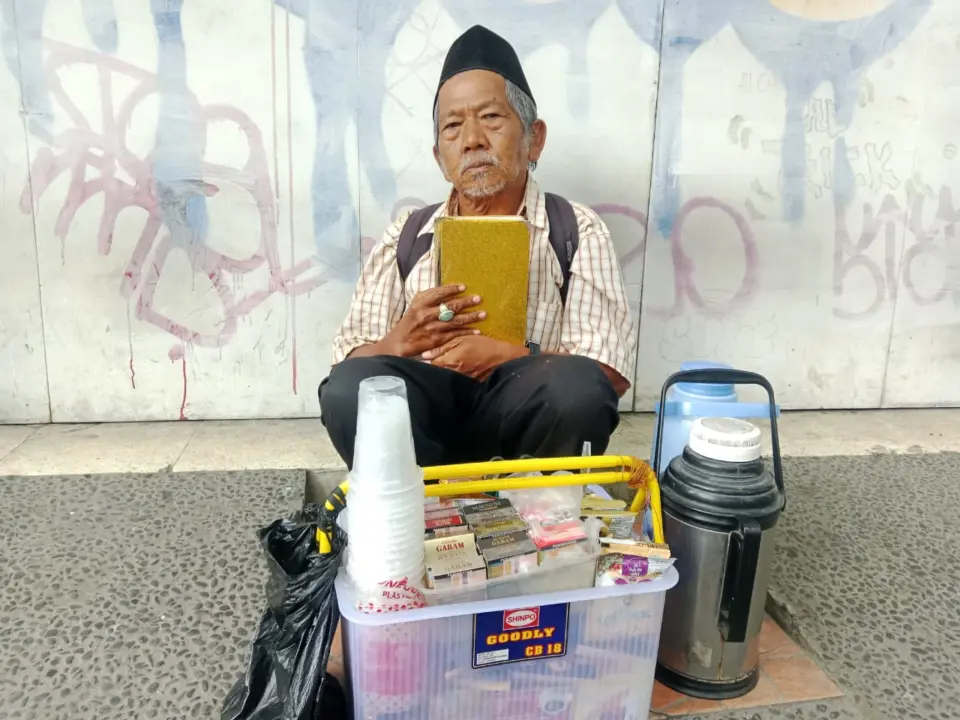 Bermacam Rasa Kopi, Satu Pegangan Hidup: Abah Baron Menyusuri Kota Bersama Al-Qur’an