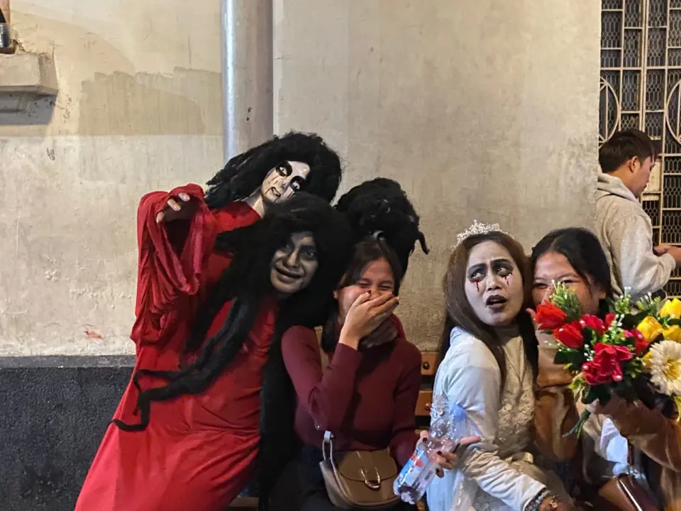 Wisata Bandung Meledak Saat Nataru, Kunjungan Tembus 4,5 Juta Orang dalam 10 Hari Cosplayer di jalan Asia Afrika Kota Bandung