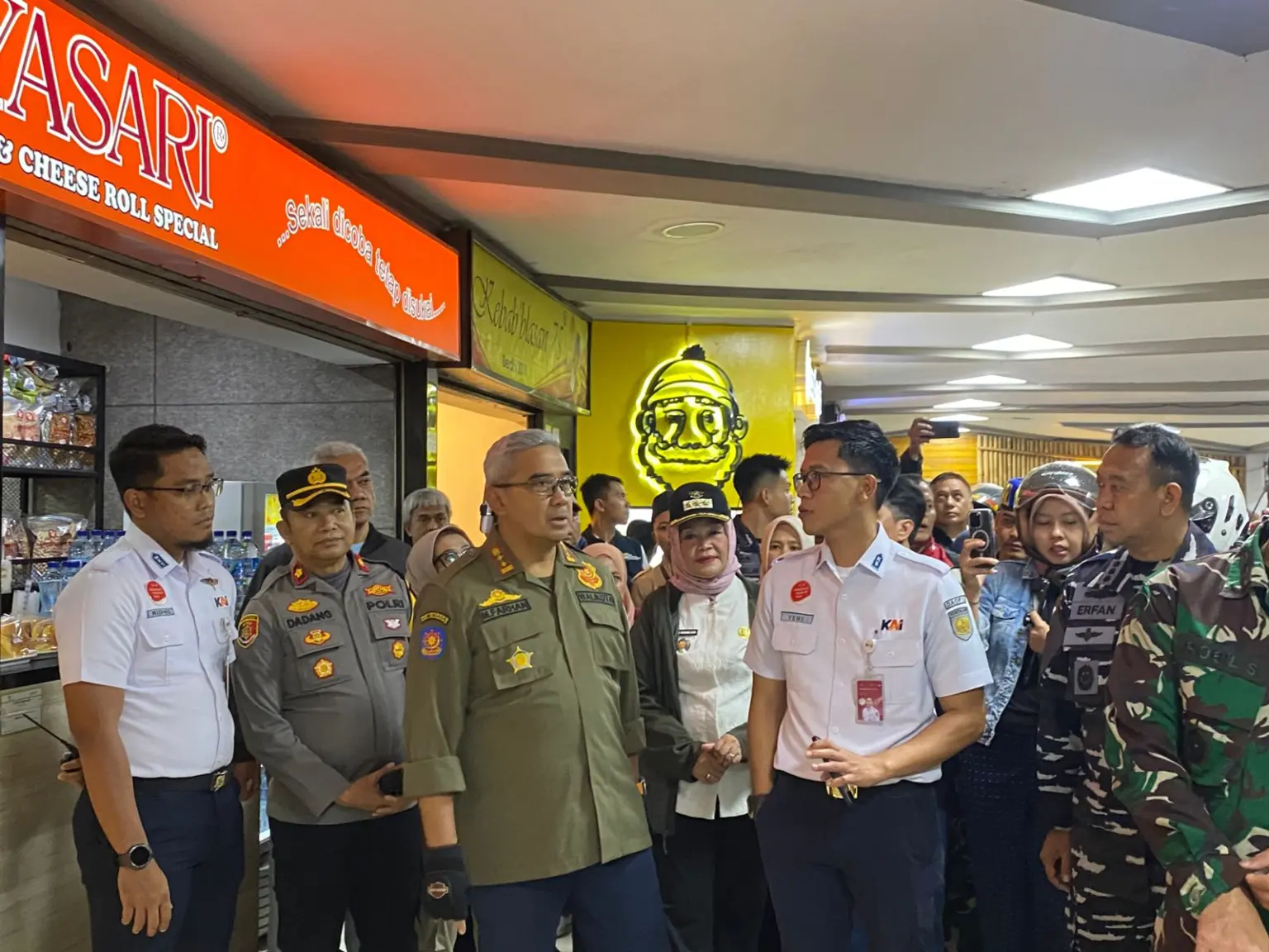 Libur Akhir Tahun, Farhan Pastikan Stasiun Bandung Aman Layani Hingga 30 Ribu Penumpang per Hari Wali Kota Bandung, Muhammad Farhan saat meninjau Stasiun Bandung