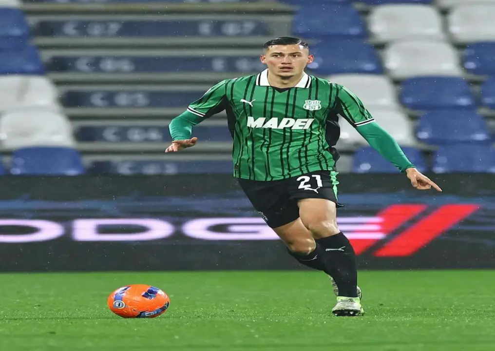 AC Milan Tertarik Rekrut Jay Idzes: Bek Muda Bernilai Masa Depan AC Milan dikabarkan tertarik rekrut Jay Idzes