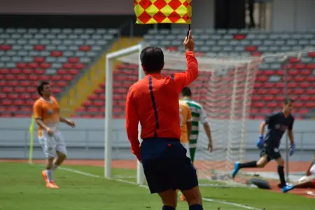 FIFA Siapkan Revolusi Aturan Offside: Kylian Mbappe Bakal Kegirangan? Ilustrasi aturan offside FIFA (Pixabay/@jconejo)
