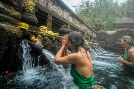 Bali Masih Ramai Wisman, Tapi Isu Wisatawan Lokal Menurun Bikin Heboh di Media Sosial bali-wisatawan-mancanegara-tirta-empul