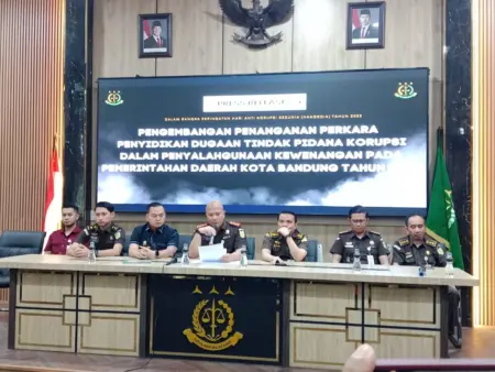 Breaking News, Kejari Tetapkan Erwin dan Awangga Jadi Tersangka Kasus Penyalahgunaan Wewenang di Pemkot Bandung Kejari Bandung tetapkan Erwin dan Awang Jadi tersangka (Sarah/Koranamandala)