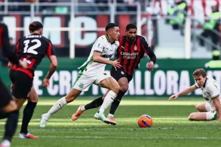 Duet Beton Sassuolo: Jay Idzes dan Tarik Muharemovic Siap Jadi Ancaman di Derbi Milan Jay Idzes dan Tarik Muharemovic tampil apik di lini belakang Sassuolo (@jayidzes)