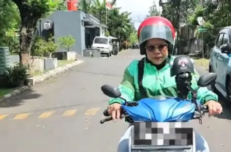 Kisah Seorang Ibu Jadi Ojol: Demi Perjuangkan Masa Depan Keluarga kisah-ojol-perempuan