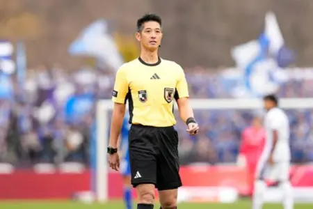 Yudai Yamamoto Jadi Wasit Utama di Laga Big Match Persib vs Persija? Yudai Yamamoto akan memimpin pertandingan Persib Bandung vs Persija Jakarta (X/@IndosFC)
