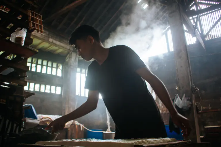 Jaga Kualitas, Pabrik Tahu di Bandung Tetap Produksi Secara Manual Suasana proses produksi tahu secara manual di Pabrik Tahu Sari. (Muhammad Farhan Rizqi/Koran Mandala)
