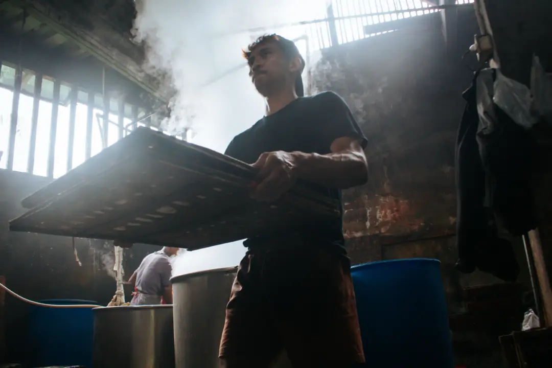 Suasana proses produksi tahu secara manual di Pabrik Tahu Sari. (Muhammad Farhan Rizqi/Koran Mandala)