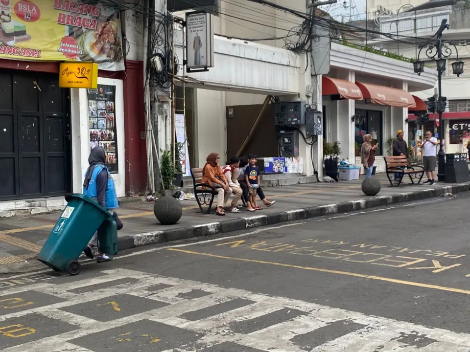 Saat Kembang Api Padam, Tangan-tangan Sunyi Menjaga Bandung Tetap Bersih