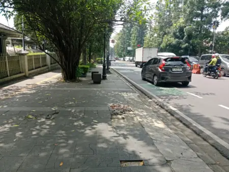 Cantik tapi Tak Nyaman, Trotoar Dago Masih Jadi PR Besar bagi Pejalan Kaki Trotoar di jalan Ir. H Djuanda