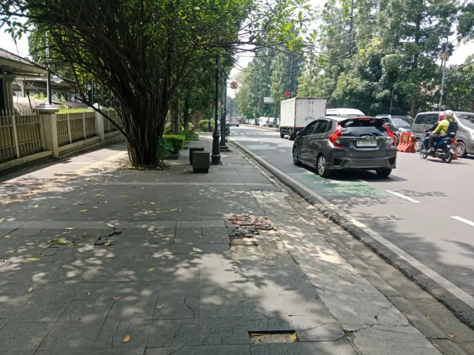 Trotoar di jalan Ir. H Djuanda