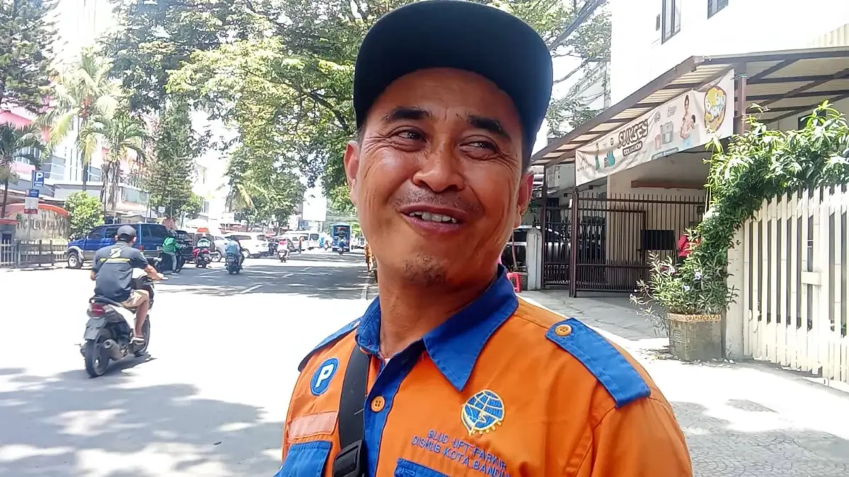 Aksi Solidaritas Ojol dan Tukang Parkir Tambal Jalan Berlubang di Depan ITC Bandung Viral 