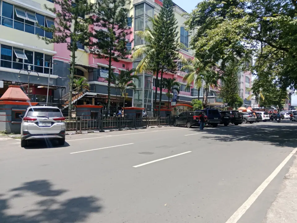 Aksi Solidaritas Ojol dan Tukang Parkir Tambal Jalan Berlubang di Depan ITC Bandung Viral 