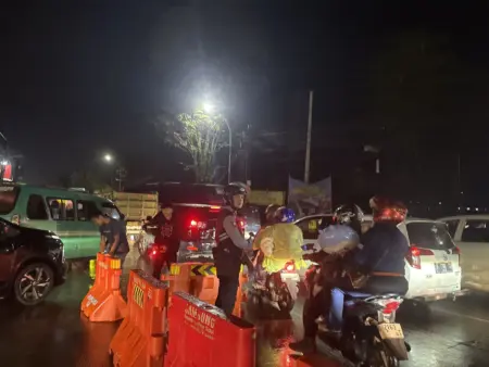 Puncak Arus Balik ke Bandung, Polres Garut Terapkan One Way 18 Kali hingga Malam Puncak Arus Balik ke Bandung, Polres Garut Terapkan One Way 18 Kali hingga Malam