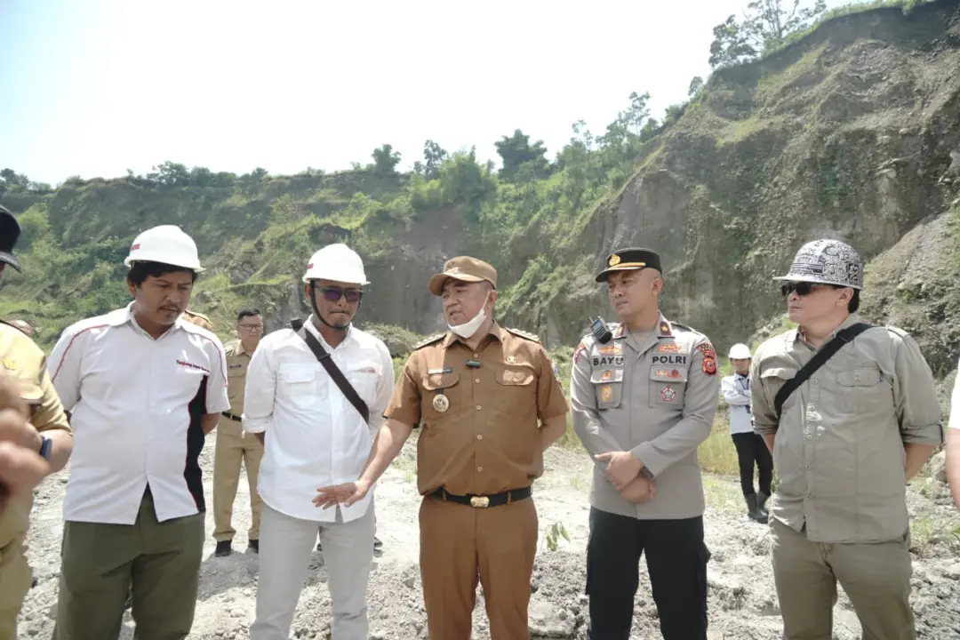 Bupati Garut saat meninjau galian c