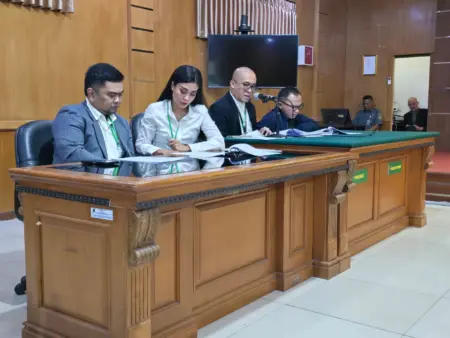 Pilih Jalur Konstitusional, Erwin Ajukan Praperadilan Penetapan Tersangka judulna Pilih Jalur Konstitusional, Erwin Ajukan Praperadilan Penetapan Tersangka
