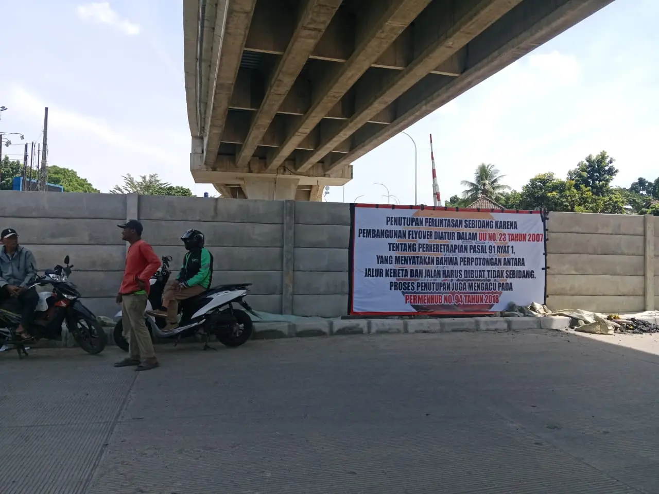 Rencana Pembangunan JPO Disambut Positif, Akses Jalan di Bawah Flyover Nurtanio Tetap Ditutup Akses Ditutup Total di Flyover Nurtanio, Warga Terpaksa Terobos Gorong-gorong hingga Putar Jenazah