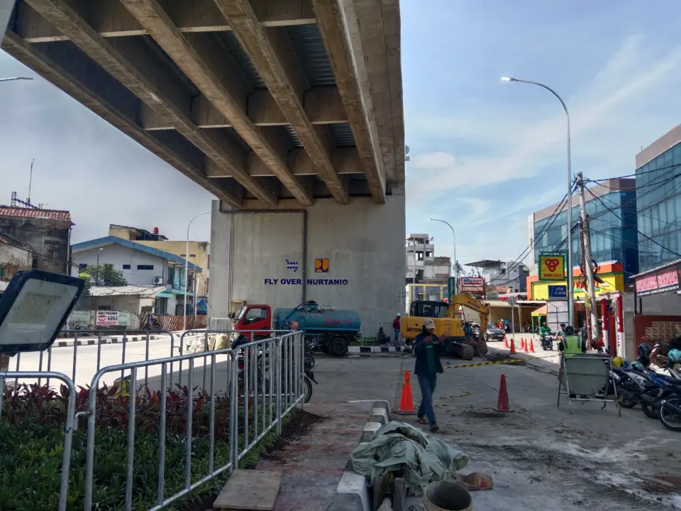 Akses Ditutup Total di Flyover Nurtanio, Warga Terpaksa Terobos Gorong-gorong hingga Putar Jenazah Akses Ditutup Total di Flyover Nurtanio, Warga Terpaksa Terobos Gorong-gorong hingga Putar Jenazah