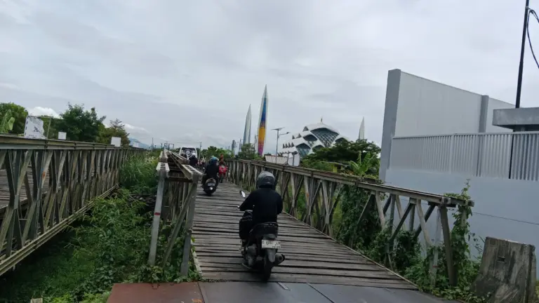 Satu Sisi Tak Bisa Dilalui, Jembatan Cimincrang Menuju GBLA dan Masjid Raya Al Jabbar Rusak dan Rapuh