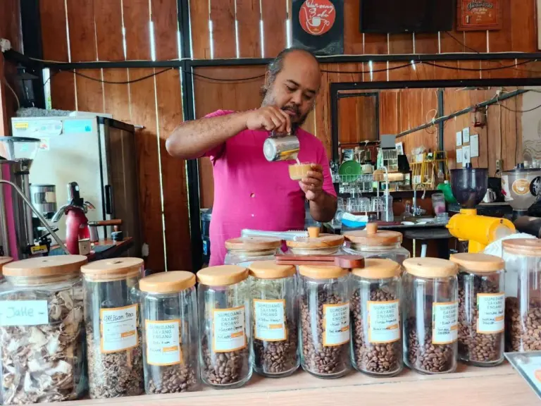 Dari Mimpi Sang Istri, Lahir Kopi Hideung yang Bertahan di Tengah Tren