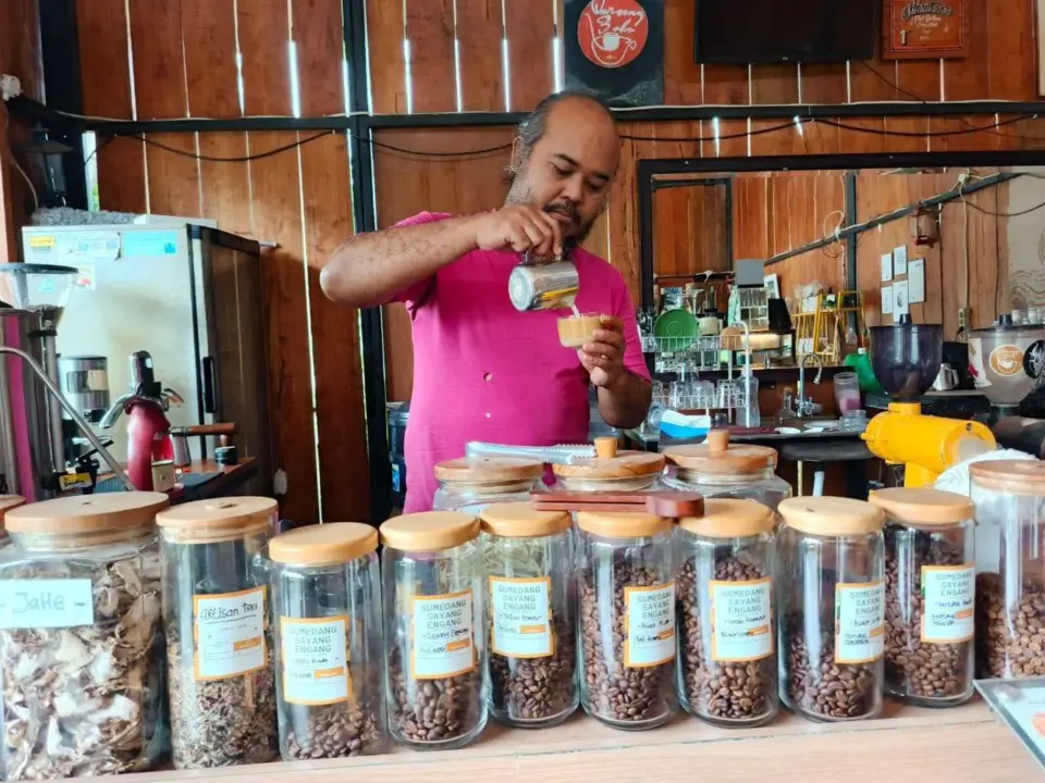 Dari Mimpi Sang Istri, Lahir Kopi Hideung yang Bertahan di Tengah Tren Dari Mimpi Sang Istri, Lahir Kopi Hideung yang Bertahan di Tengah Tren