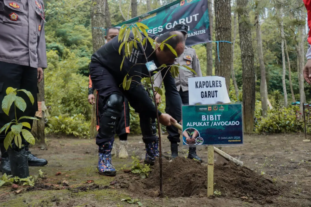 Kita Jaga Alam dan Alam Jaga Kita, Polres Garut Tanam Ratusan Pohon di Batu Lempar