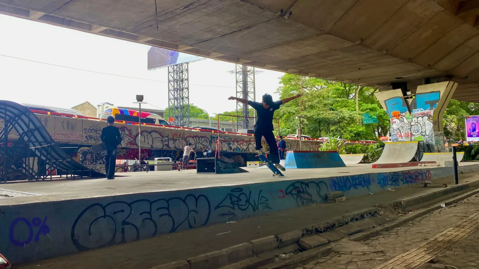 skatepark kolong Pasopati masih ramai digunakan oleh skateboarder dari berbagai kalangan.