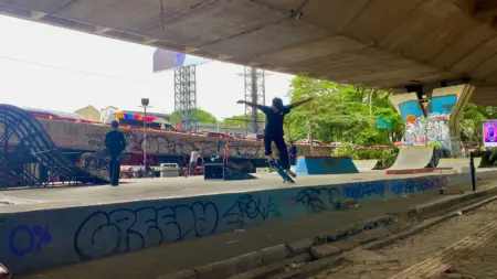 Swadaya Komunitas Jaga Skatepark Kolong Pasopati Tetap Gratis dan Terawat skatepark kolong Pasopati masih ramai digunakan oleh skateboarder dari berbagai kalangan.