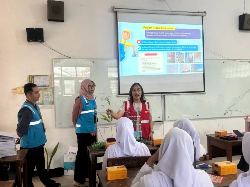 PLN Hadirkan Program “PLN Goes to School” di SMA Negeri 6 Bandung
