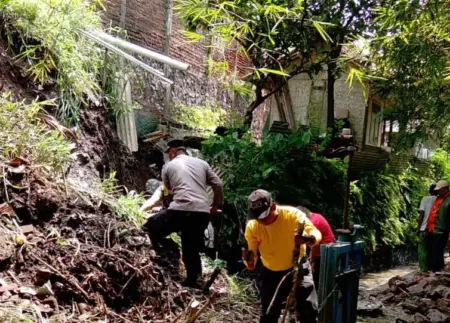 Kapolsek Sukawening Tinjau Longsor di Desa Maripari, Aliran Irigasi Sempat Tertutup Kapolsek Sukawening Tinjau Longsor di Desa Maripari