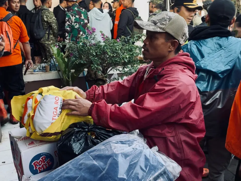 Bantuan Sektor Swasta Terus Mengalir untuk Korban Longsor Pasirlangu