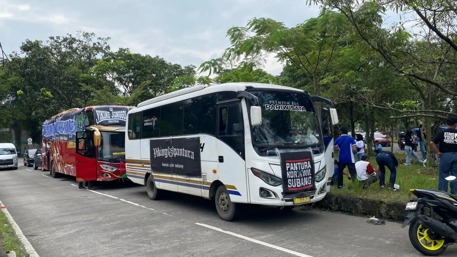 Bus rombongan Bobotoh dari luar Kota Bandung
