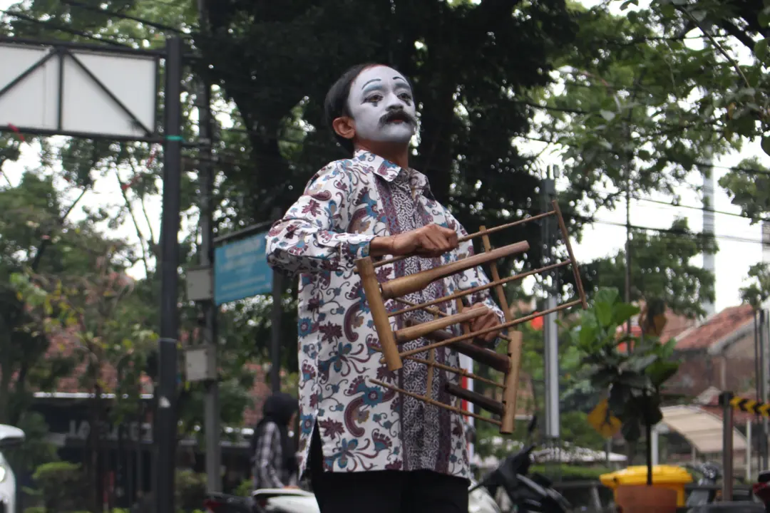 Pantomim tafsir gagasan Ajip Rosidi ditampilkan dalam acara Ngalap Ajip di Bandung