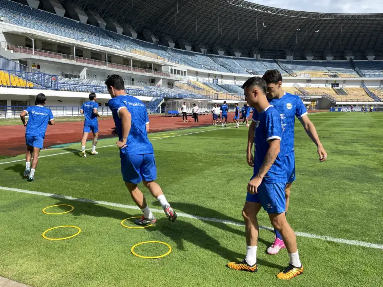 Bojan Hodak Buka Peluang Tambah Pemain, Persib Pilih Bergerak Selektif di Putaran Kedua Bojan Hodak Buka Peluang Tambah Pemain, Persib Pilih Bergerak Selektif di Putaran Kedua