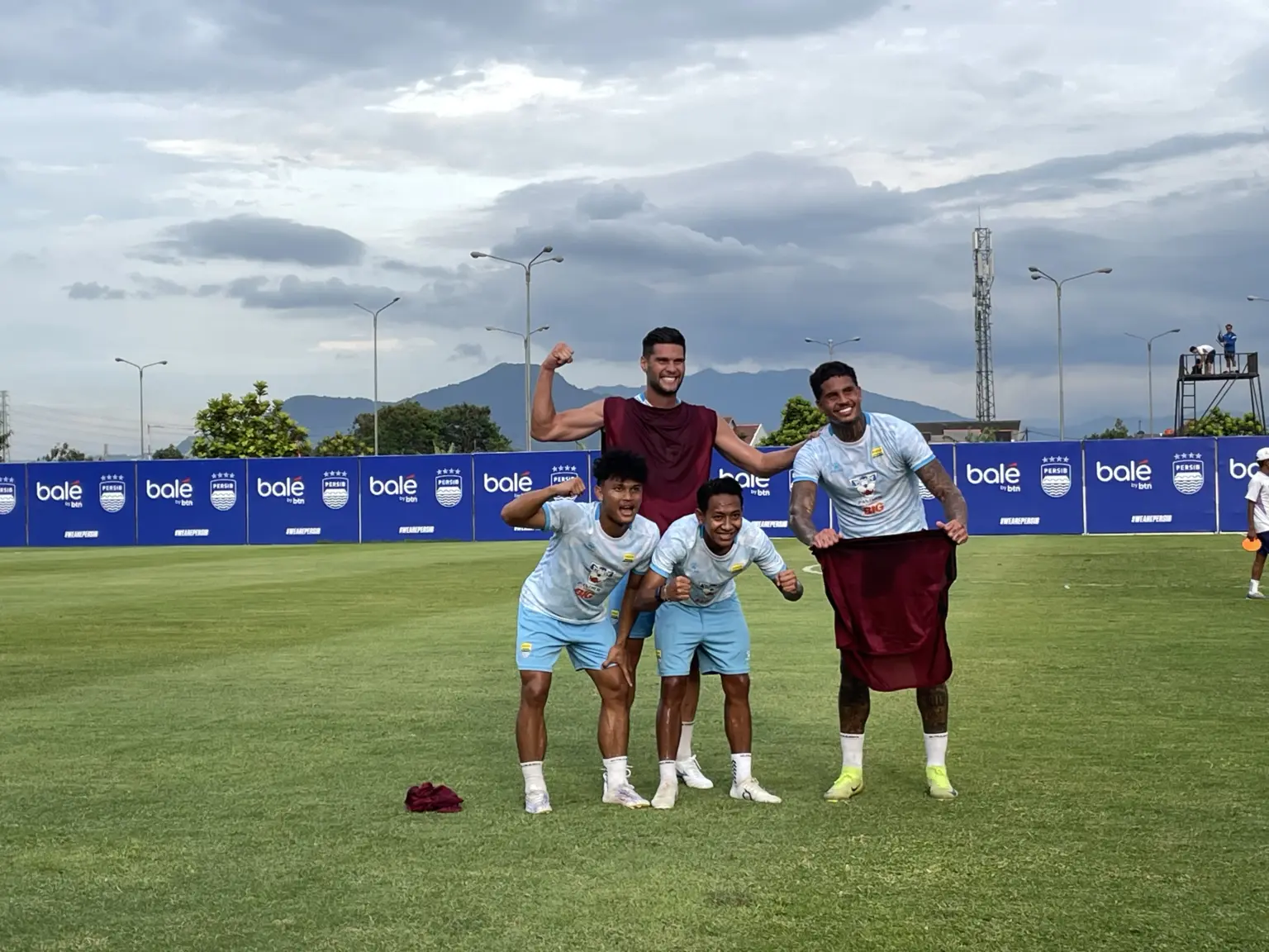 Persib Dingin di Puncak, Borneo FC Mengintai, dan Singo Edan Kembali Mengaum Persib Dingin di Puncak, Borneo FC Mengintai, dan Singo Edan Kembali Mengaum