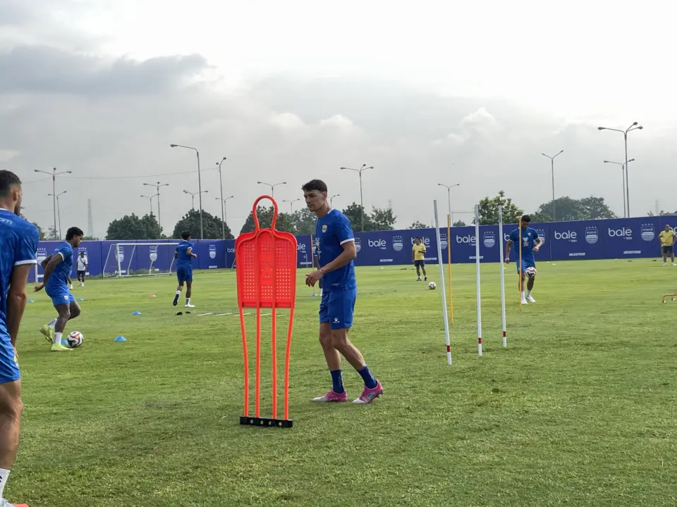 Prediksi Persib Bandung vs PSBS Biak: Ujian Konsistensi Sang Juara Melawan Kuda Hitam Papua Prediksi Persib Bandung vs PSBS Biak: Ujian Konsistensi Sang Juara Melawan Kuda Hitam Papua