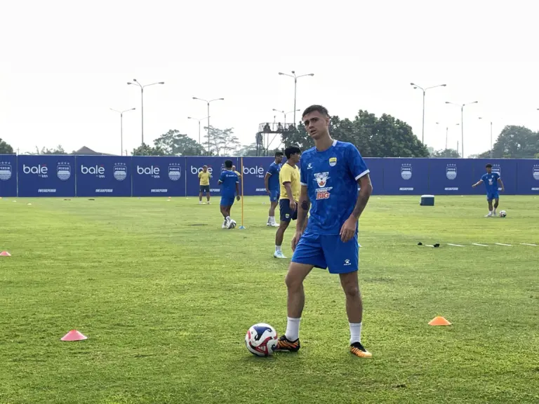 Eliano Reijnders Sambut Antusias Kehadiran Layvin Kurzawa di Persib