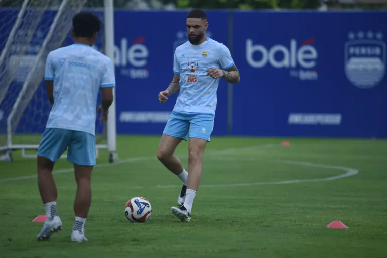 Kurzawa Terharu Usai Latihan : Istri Saya Sampai Menangis Link Live Streaming Persib Bandung vs Malut United: Misi Balas Dendam Maung Bandung di GBLA