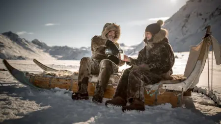 Orang Inuit menikmati minuman hangat di Greenland (Foto-Nordicvisitor)