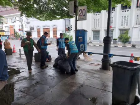 DLH Angkut 95 Meter Kubik Sampah Usai Perayaan Malam Tahun Baru di Kota Bandung DLH Angkut 95 Meter Kubik Sampah Usai Perayaan Malam Tahun Baru di Kota Bandung